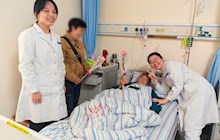 心病科医护人员以鲜花传递温情，共造节日氛围